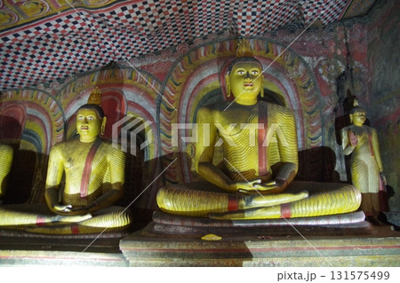 スリランカ　世界遺産ランギリ・ダンブッラの石窟寺院 131575499