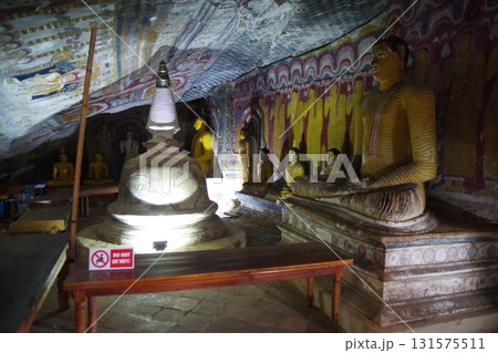 スリランカ　世界遺産ランギリ・ダンブッラの石窟寺院 131575511