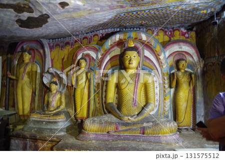 スリランカ　世界遺産ランギリ・ダンブッラの石窟寺院 131575512