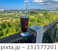 爽快な景色を望むテラス席のアイスコーヒー 131577201
