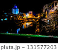 冬の夜空の下、光が水面に映る高山市の風景 131577203