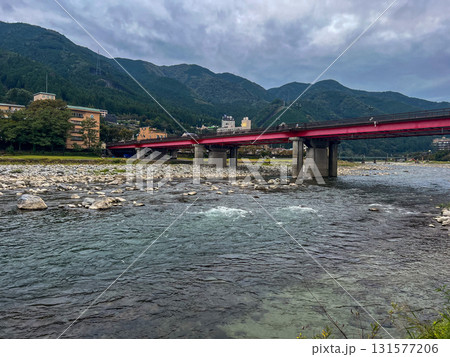 赤い橋が架かる飛騨川と下呂温泉街の風景 赤い橋が架かる飛騨川と下呂温泉街の風景 131577206