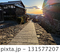 中山道 馬籠宿：旅籠が並ぶ坂道と夕日 131577207