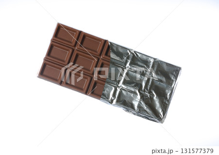 アルミ箔に包まれた板チョコ 131577379