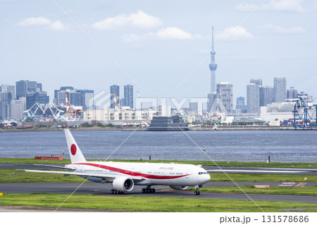 秋の羽田空港 タキシング中の政府専用機とスカイツリー 東京都大田区 秋の羽田空港 タキシング中の政府専用機とスカイツリー 東京都大田区 131578686