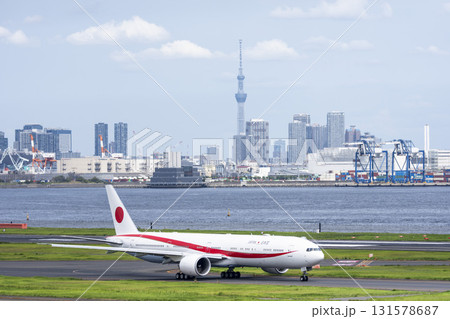 秋の羽田空港　タキシング中の政府専用機とスカイツリー　東京都大田区 131578687