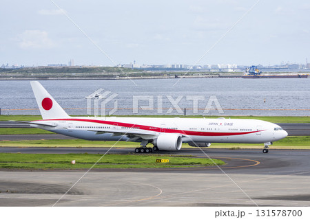 秋の羽田空港 タキシング中の政府専用機 東京都大田区 秋の羽田空港 タキシング中の政府専用機 東京都大田区 131578700