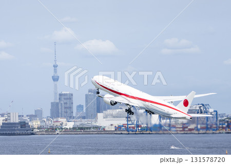 秋の羽田空港 離陸中の政府専用機とスカイツリー 東京都大田区 秋の羽田空港 離陸中の政府専用機とスカイツリー 東京都大田区 131578720