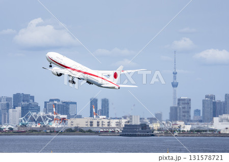秋の羽田空港 離陸中の政府専用機とスカイツリー 東京都大田区 秋の羽田空港 離陸中の政府専用機とスカイツリー 東京都大田区 131578721