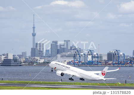 羽田空港の風景　離陸中の飛行機と東京スカイツリー　東京都大田区 131578820