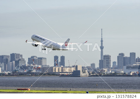 羽田空港の風景　離陸中の飛行機と東京スカイツリー　東京都大田区 131578824