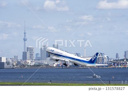 羽田空港の風景 離陸中の飛行機と東京スカイツリー 東京都大田区 羽田空港の風景 離陸中の飛行機と東京スカイツリー 東京都大田区 131578827