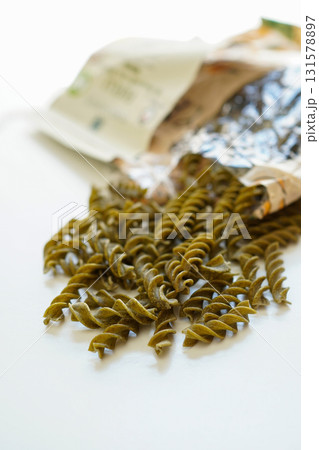 健康食品コンセプト、海藻から作られたグルテンフリーパスタ 131578897