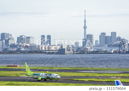 羽田空港の風景　タキシング中の飛行機とスカイツリー　東京都大田区 131579004