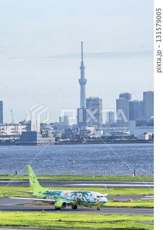 羽田空港の風景 タキシング中の飛行機とスカイツリー 東京都大田区 羽田空港の風景 タキシング中の飛行機とスカイツリー 東京都大田区 131579005
