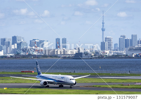 羽田空港の風景　タキシング中の飛行機とスカイツリー　東京都大田区 131579007