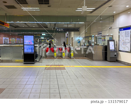 台北市 MRT駅の改札口　イエローラインを超えてからの飲食は禁止です 131579017