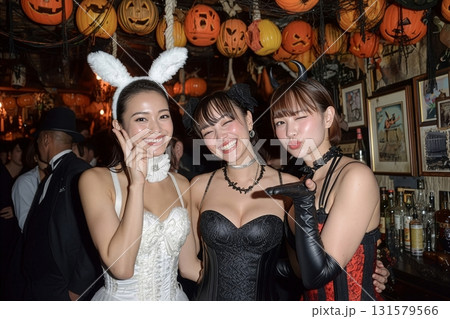 ハロウィンパーティーを楽しむ女性たち 131579566