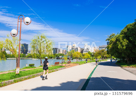 福岡　大濠公園　周走する市民ランナー 131579696