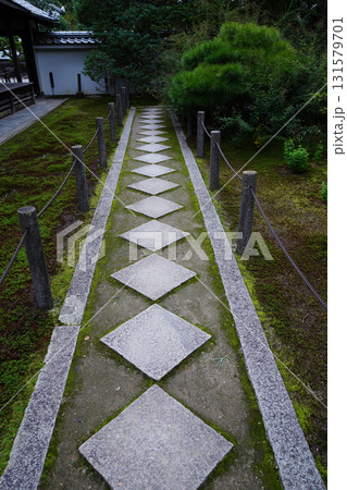 京都の寺院の庭園の飛び石 131579701