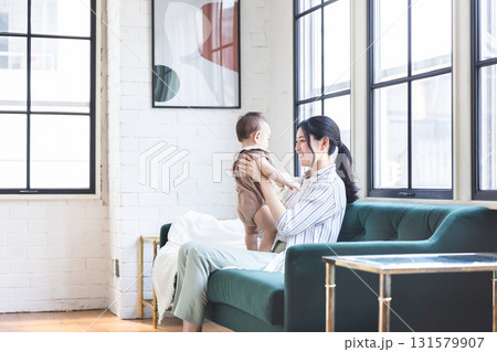 リビングでくつろぐ家族 リビングでくつろぐ家族 131579907