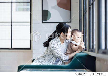 リビングでくつろぐ家族 リビングでくつろぐ家族 131579909