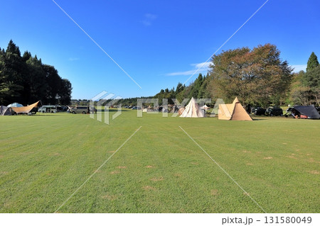 大芝生広場に張られたテント 131580049