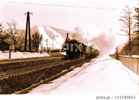 昭和45年 大沼公園駅を通過するD52蒸気機関車 函館本線 北海道 記録写真 昭和45年 大沼公園駅を通過するD52蒸気機関車 函館本線 北海道 記録写真 131580053