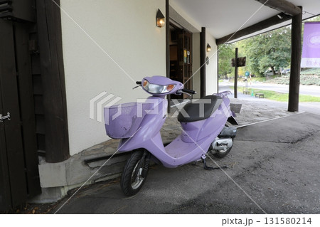 ファーム富田　ラベンダー色のスクーター 131580214