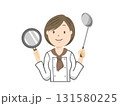 フライパンとお玉を持つ女性の料理人(コック) 131580225