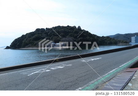 播磨灘に面した歴史ある港町、坂越(兵庫県赤穗市):坂越湾に浮かぶ生島(生島樹林として天然記念物指定) 播磨灘に面した歴史ある港町、坂越(兵庫県赤穗市):坂越湾に浮かぶ生島(生島樹林として天然記念物指定) 131580520