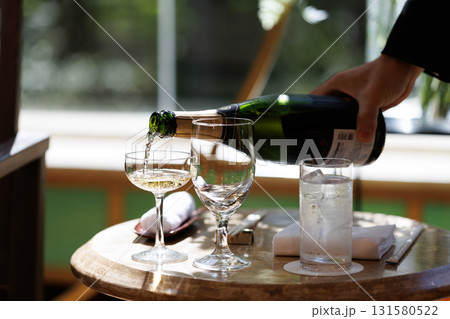 シャンパンを注ぐ 131580522