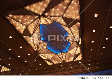 ショッピングモールのエントランスホール照明デザイン 131581047