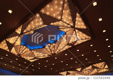 ショッピングモールのエントランスホール照明デザイン 131581048