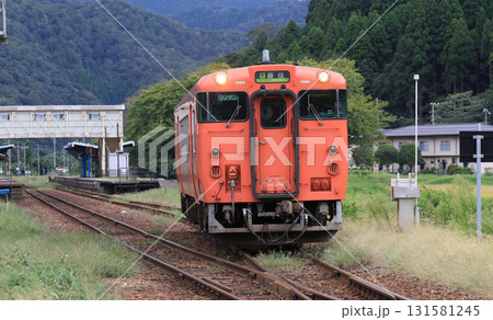 山陰本線竹野駅を発車するキハ41型気動車 131581245