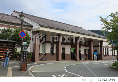 山陰本線　城崎温泉駅の駅舎と駅前風景 131581249