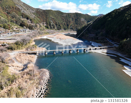 高知県越知町 上空から見た片岡沈下橋 高知県越知町 上空から見た片岡沈下橋 131581326