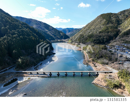 高知県越知町 上空から見た片岡沈下橋 高知県越知町 上空から見た片岡沈下橋 131581335