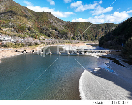 高知県越知町　上空から見た片岡沈下橋 131581338