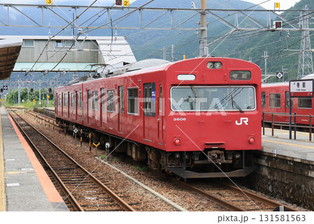 播但線 寺前駅に停車する103系電車 播但線 寺前駅に停車する103系電車 131581563