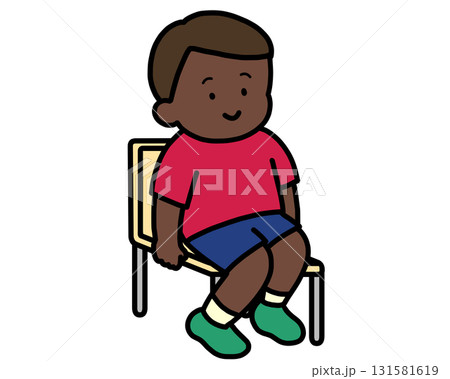 椅子に座る黒人の男の子 131581619
