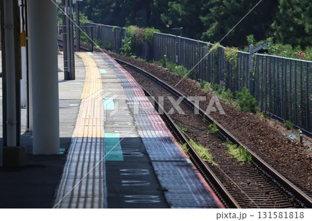 駅のホームと線路の続く風景 131581818