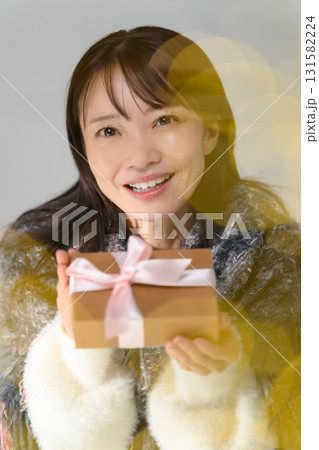 女性　キラキラ　冬　プレゼント 131582224