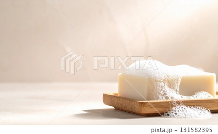 泡と水滴が演出するコージー&オーガニックソープイメージ 泡と水滴が演出するコージー&オーガニックソープイメージ 131582395