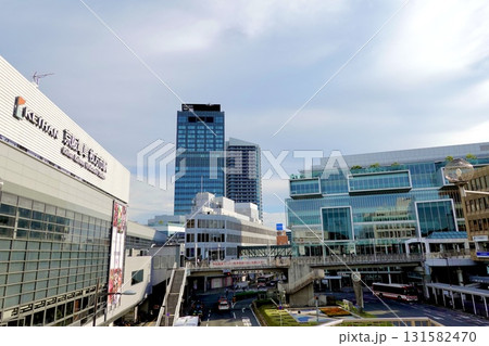 京阪電車枚方市駅東口の陸橋東側を臨む風景(2025年)　大阪府枚方市 131582470