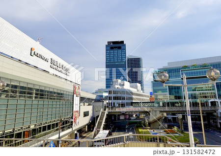京阪電車枚方市駅東口の陸橋東側を臨む風景(2025年)　大阪府枚方市 131582472