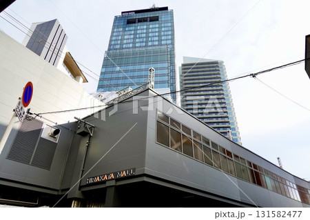 京阪電車枚方市駅東口からステーションヒル枚方のビルを見上げた風景 大阪府枚方市 京阪電車枚方市駅東口からステーションヒル枚方のビルを見上げた風景 大阪府枚方市 131582477