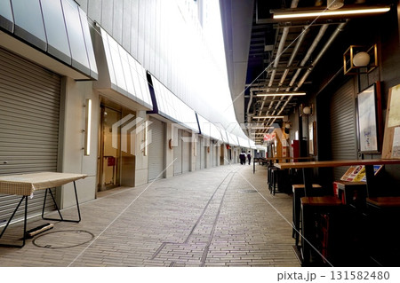 京阪電車枚方市駅東口の京阪モール・ヨイヨイの開店前の通路を人が行く風景 大阪府枚方市 京阪電車枚方市駅東口の京阪モール・ヨイヨイの開店前の通路を人が行く風景 大阪府枚方市 131582480