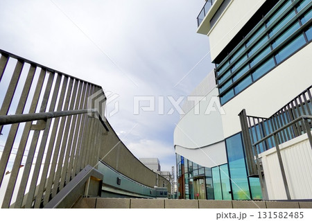 ステーションヒル枚方の展望テラスへ向かう外回廊の風景 大阪府枚方市 ステーションヒル枚方の展望テラスへ向かう外回廊の風景 大阪府枚方市 131582485