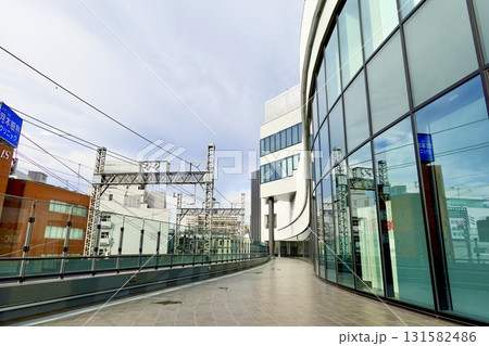 ステーションヒル枚方の展望テラスへ向かう外回廊の風景　大阪府枚方市 131582486